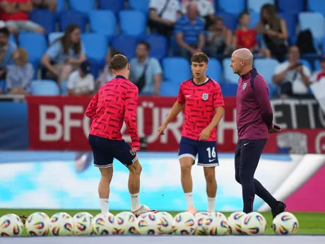 Lee Carsley počas zápasu Anglicko - Nemecko vo finále na EURO U21 2025 (ME vo futbale do 21 rokov).
