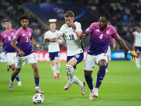 Bright Arrey-Mbi a Jay Stansfield počas zápasu Anglicko - Nemecko vo finále na EURO U21 2025 (ME vo futbale do 21 rokov).