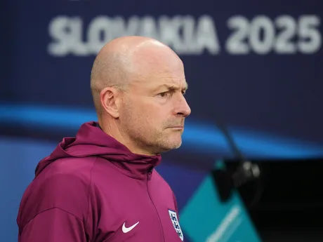 Lee Carsley počas zápasu Anglicko - Nemecko vo finále na EURO U21 2025 (ME vo futbale do 21 rokov).