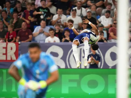 Omari Hutchinson oslavuje gól počas zápasu Anglicko - Nemecko vo finále na EURO U21 2025 (ME vo futbale do 21 rokov).