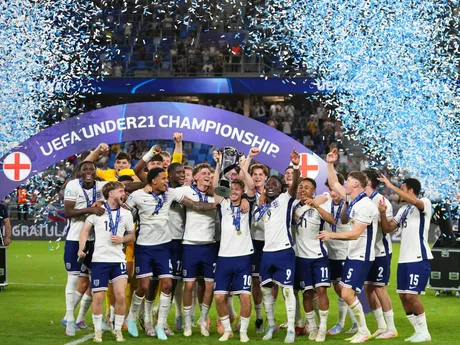 Anglickí futbalisti sa tešia z víťazstva po zápase Anglicko - Nemecko vo finále EURO U21 2025.