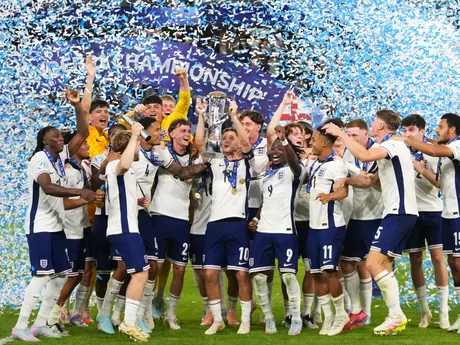Anglickí futbalisti sa tešia z víťazstva po zápase Anglicko - Nemecko vo finále EURO U21 2025.