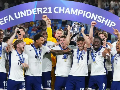 Anglickí futbalisti sa tešia z víťazstva po zápase Anglicko - Nemecko vo finále EURO U21 2025.