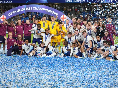 Anglickí futbalisti sa tešia z víťazstva po zápase Anglicko - Nemecko vo finále EURO U21 2025.