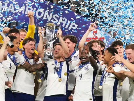 Anglickí futbalisti sa tešia z víťazstva po zápase Anglicko - Nemecko vo finále EURO U21 2025.