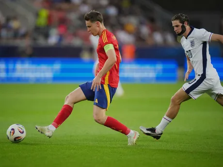 Benat Turrientes a Alex Scott počas zápasu Španielsko - Anglicko vo štvrťfinále na EURO U21 2025 (ME vo futbale do 21 rokov).