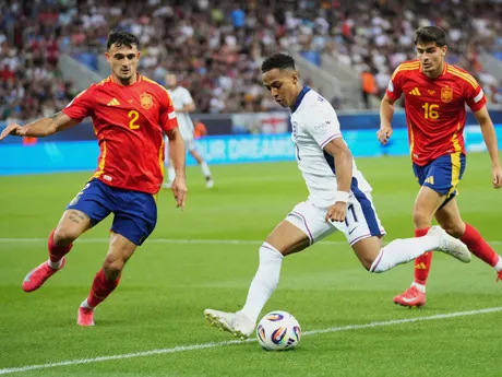 Marc Pubill a Omari Hutchinson počas zápasu Španielsko - Anglicko vo štvrťfinále na EURO U21 2025 (ME vo futbale do 21 rokov).