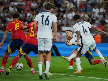 James McAtee strieľa gól počas zápasu Španielsko - Anglicko vo štvrťfinále na EURO U21 2025 (ME vo futbale do 21 rokov).
