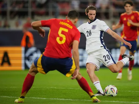 Cesar Tarrega a Alex Scott počas zápasu Španielsko - Anglicko vo štvrťfinále na EURO U21 2025 (ME vo futbale do 21 rokov).