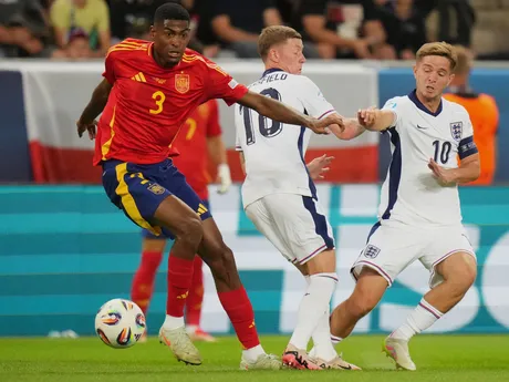 Cristian Mosquera a James McAtee počas zápasu Španielsko - Anglicko vo štvrťfinále na EURO U21 2025 (ME vo futbale do 21 rokov).