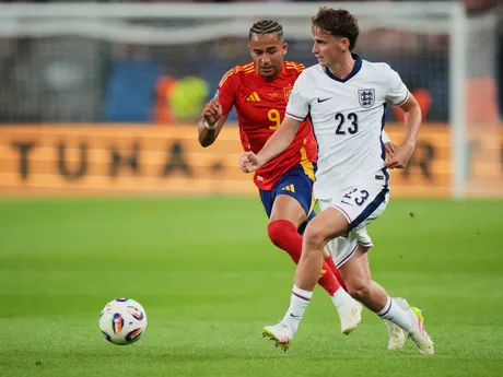 Tyler Morton a Mateo Joseph počas zápasu Španielsko - Anglicko vo štvrťfinále na EURO U21 2025 (ME vo futbale do 21 rokov).
