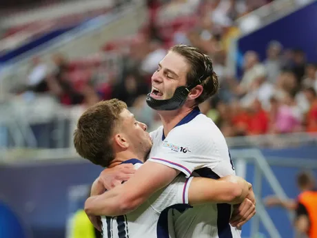 James McAtee a Alex Scott počas zápasu Španielsko - Anglicko vo štvrťfinále na EURO U21 2025 (ME vo futbale do 21 rokov).
