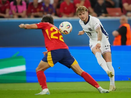 Hugo Bueno a Harvey Elliott počas zápasu Španielsko - Anglicko vo štvrťfinále na EURO U21 2025 (ME vo futbale do 21 rokov).
