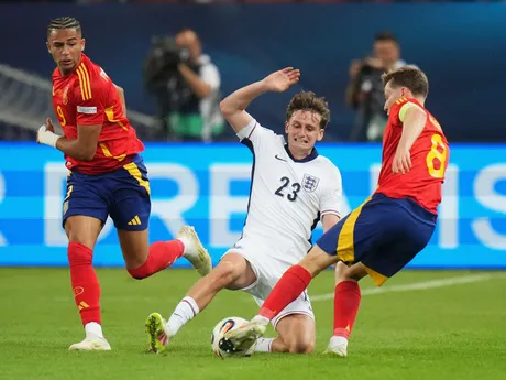 Tyler Morton a Benat Turrientes počas zápasu Španielsko - Anglicko vo štvrťfinále na EURO U21 2025 (ME vo futbale do 21 rokov).