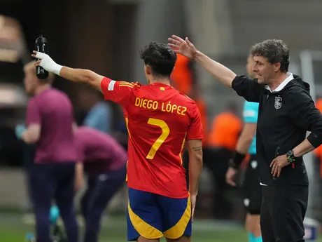 Santi Denia a Diego Lopez počas zápasu Španielsko - Anglicko vo štvrťfinále na EURO U21 2025 (ME vo futbale do 21 rokov).