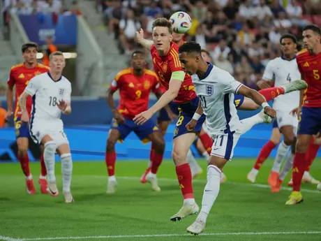 Omari Hutchinson a Benat Turrientes počas zápasu Španielsko - Anglicko vo štvrťfinále na EURO U21 2025 (ME vo futbale do 21 rokov).