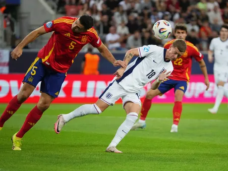 Jay Stansfield a Cesar Tarrega počas zápasu Španielsko - Anglicko vo štvrťfinále na EURO U21 2025 (ME vo futbale do 21 rokov).)