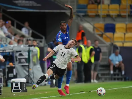 Brajan Gruda a Cher Ndour počas zápasu Nemecko - Taliansko vo štvrťfinále na EURO U21 2025 (ME vo futbale do 21 rokov).