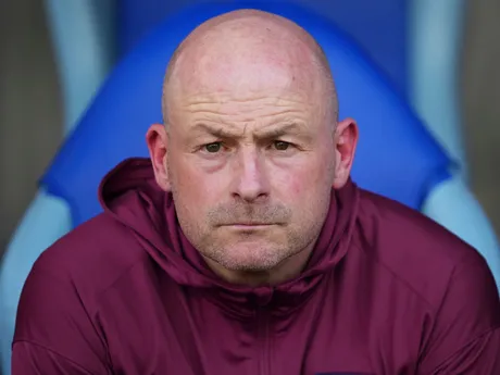 Lee Carsley počas zápasu Anglicko - Holandsko v semifinále na EURO U21 2025 (ME vo futbale do 21 rokov).