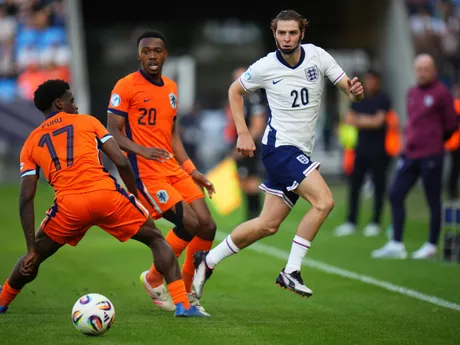 Alex Scott, Ernest Poku a Antoni Milambo počas zápasu Anglicko - Holandsko v semifinále na EURO U21 2025 (ME vo futbale do 21 rokov).