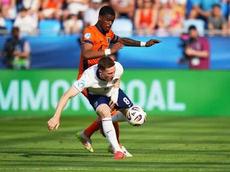 Elliot Anderson a Jorrel Hato počas zápasu Anglicko - Holandsko v semifinále na EURO U21 2025 (ME vo futbale do 21 rokov).