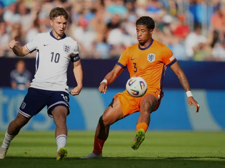 James McAtee a Ryan Flamingo počas zápasu Anglicko - Holandsko v semifinále na EURO U21 2025 (ME vo futbale do 21 rokov).