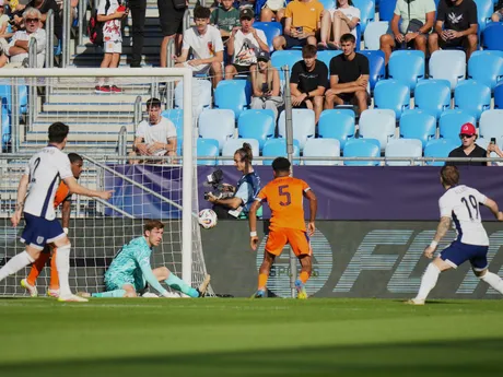 Robin Roefs a Harvey Elliott počas zápasu Anglicko - Holandsko v semifinále na EURO U21 2025 (ME vo futbale do 21 rokov).