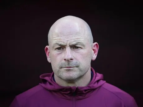 Lee Carsley počas zápasu Anglicko - Holandsko v semifinále na EURO U21 2025 (ME vo futbale do 21 rokov).