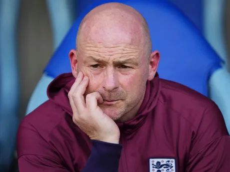 Lee Carsley počas zápasu Anglicko - Holandsko v semifinále na EURO U21 2025 (ME vo futbale do 21 rokov).