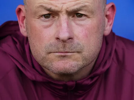 Lee Carsley počas zápasu Anglicko - Holandsko v semifinále na EURO U21 2025 (ME vo futbale do 21 rokov).