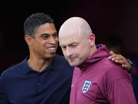 Michael Reiziger a Lee Carsley počas zápasu Anglicko - Holandsko v semifinále na EURO U21 2025 (ME vo futbale do 21 rokov).