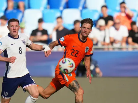 Elliot Anderson a Luciano Valente počas zápasu Anglicko - Holandsko v semifinále na EURO U21 2025 (ME vo futbale do 21 rokov).