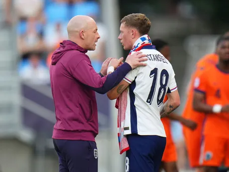 Lee Carsley a Jay Stansfield počas zápasu Anglicko - Holandsko v semifinále na EURO U21 2025 (ME vo futbale do 21 rokov).