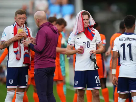Lee Carsley počas zápasu Anglicko - Holandsko v semifinále na EURO U21 2025 (ME vo futbale do 21 rokov).
