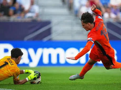 James Beadle a Thom Van Bergen počas zápasu Anglicko - Holandsko v semifinále na EURO U21 2025 (ME vo futbale do 21 rokov).