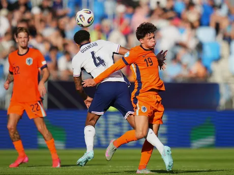 Thom Van Bergen a Jarell Quansah počas zápasu Anglicko - Holandsko v semifinále na EURO U21 2025 (ME vo futbale do 21 rokov).