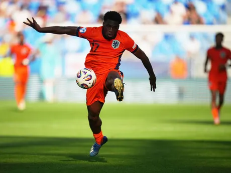 Ernest Poku počas zápasu Anglicko - Holandsko v semifinále na EURO U21 2025 (ME vo futbale do 21 rokov).