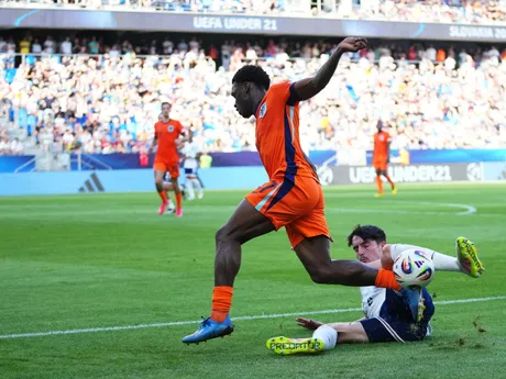 Ernest Poku a Tino Livramento počas zápasu Anglicko - Holandsko v semifinále na EURO U21 2025 (ME vo futbale do 21 rokov).