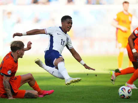 Omari Hutchinson a Luciano Valente počas zápasu Anglicko - Holandsko v semifinále na EURO U21 2025 (ME vo futbale do 21 rokov).