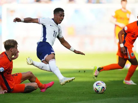 Omari Hutchinson a Luciano Valente počas zápasu Anglicko - Holandsko v semifinále na EURO U21 2025 (ME vo futbale do 21 rokov).