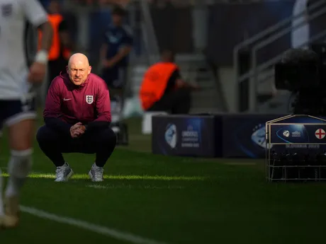 Lee Carsley počas zápasu Anglicko - Holandsko v semifinále na EURO U21 2025 (ME vo futbale do 21 rokov).