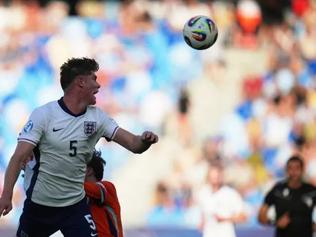 Charlie Cresswell a Thom Van Bergen počas zápasu Anglicko - Holandsko v semifinále na EURO U21 2025 (ME vo futbale do 21 rokov).