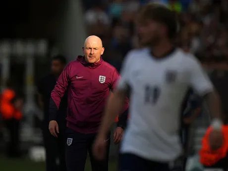 Lee Carsley počas zápasu Anglicko - Holandsko v semifinále na EURO U21 2025 (ME vo futbale do 21 rokov).