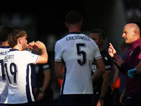 Lee Carsley počas zápasu Anglicko - Holandsko v semifinále na EURO U21 2025 (ME vo futbale do 21 rokov).