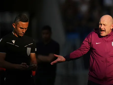 Lee Carsley a Vassilis Fotias počas zápasu Anglicko - Holandsko v semifinále na EURO U21 2025 (ME vo futbale do 21 rokov).