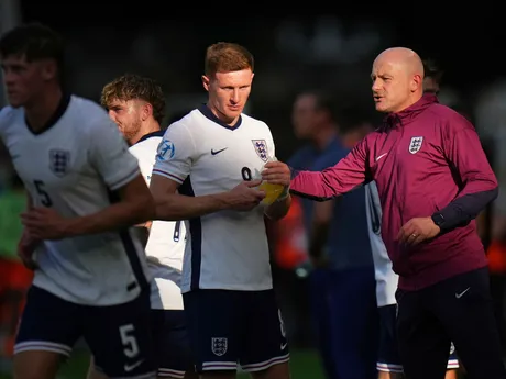 Lee Carsley počas zápasu Anglicko - Holandsko v semifinále na EURO U21 2025 (ME vo futbale do 21 rokov).