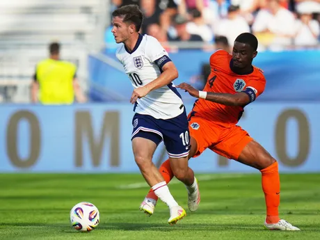 James McAtee a Jorrel Hato počas zápasu Anglicko - Holandsko v semifinále na EURO U21 2025 (ME vo futbale do 21 rokov).