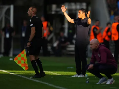 Michael Reiziger a Lee Carsley počas zápasu Anglicko - Holandsko v semifinále na EURO U21 2025 (ME vo futbale do 21 rokov).