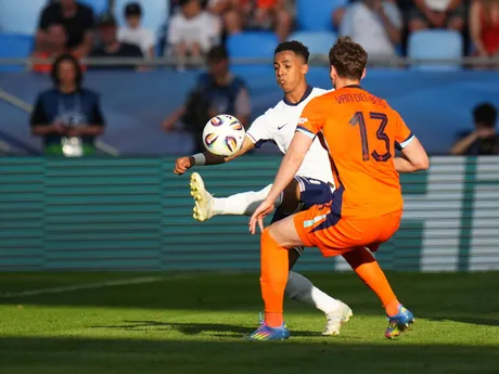 Omari Hutchinson a Calvin Raatsie počas zápasu Anglicko - Holandsko v semifinále na EURO U21 2025 (ME vo futbale do 21 rokov).