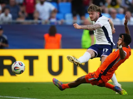Harvey Elliott počas zápasu Anglicko - Holandsko v semifinále na EURO U21 2025 (ME vo futbale do 21 rokov).
